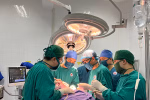 Ca phẫu thuật kéo dài trong 2 giờ.