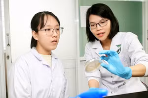PGS.TS Nguyễn Thị Thu Hoài (phải) nghiên cứu trong phòng thí nghiệm.