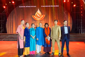 Đạo diễn Lương Đình Dũng (giữa) cùng ê-kíp sản xuất phim 'Anh hùng' tại Liên hoan phim Việt Nam thứ 23. 