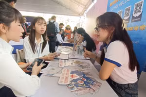 Sinh viên tìm kiếm việc làm tại Ngày hội việc làm của Trường Đại học Công nghệ TPHCM. 