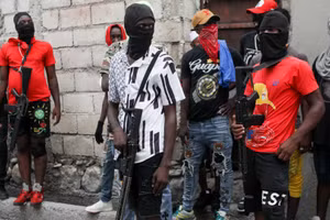 Các thành viên băng đảng tội phạm G9 đứng gác tại thủ đô Port-au-Prince, Haiti.
