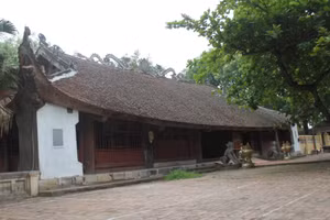 Đình Thổ Tang (Vĩnh Phúc) - một trong những ngôi đình cổ tiêu biểu đại diện cho kiến trúc đình Việt với hình tượng 'lưỡng long' trên đỉnh mái.