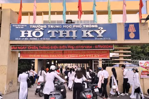 Nữ sinh Trường THPT Hồ Thị Kỷ đến trường vẫn mặc áo dài trắng. Ảnh: TG.