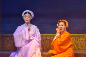 NSƯT Thiên Hoa trong vai Mỹ Hạnh (phải) trong vở 'Bất tử với Thăng Long'. Ảnh: Thu Huyền.
