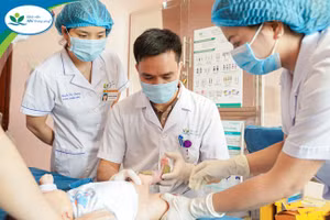 Thăm khám và chăm sóc vết thương cho bệnh nhi tại Khoa Chỉnh hình. Ảnh: BVCC 