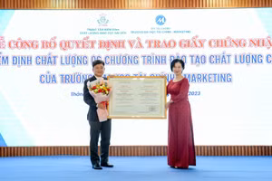 TS Nguyễn Kim Dung, Giám đốc Trung tâm Kiểm định chất lượng Giáo dục Sài Gòn trao giấy chứng nhận cho một ngành. 