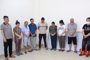 Các đối tượng đánh bạc trong chuyên án bị bắt giữ. Ảnh: CANA.