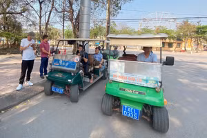 Xe điện phục vụ du lịch tại Cửa Lò. Ảnh: Phạm Tâm.
