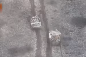 Xe tăng T-55 và thiết giáp Nga tấn công vào làng Rabotino.