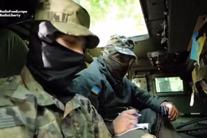 Binh sĩ Ukraine vận hành hệ thống HIMARS.