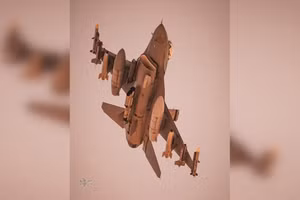 Tiêm kích F-16 Mỹ mang theo hai quả bom B61-12.