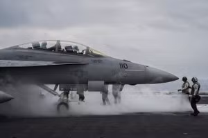 Tiêm kích F/A-18F Super Hornet cất cánh từ tàu sân bay USS Dwight D. Eisenhower tại Biển Đỏ, hôm 13 tháng 2 năm 2024.
