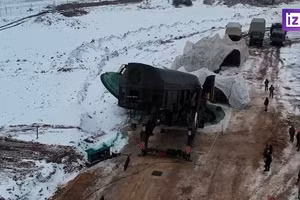 Quá trình tên lửa Yars ICBM được nạp vào bệ phóng ngầm