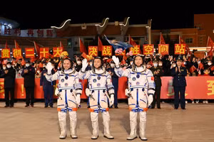Các phi hành gia Fei Junlong, Deng Qingming và Zhang Lu tham dự lễ tiễn trước chuyến bay vũ trụ Thần Châu 15. Ảnh: Reuters.