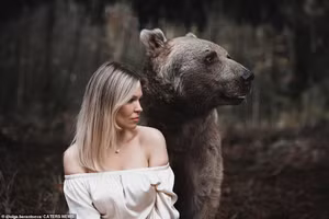 Người mẫu Zhana Shveinova và chú gấu Stepan.