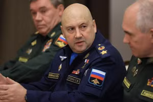Tướng Sergey Surovikin (giữa).