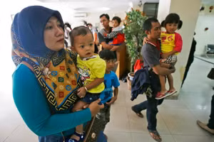 Phụ huynh Indonesia đưa con đi bệnh viện.