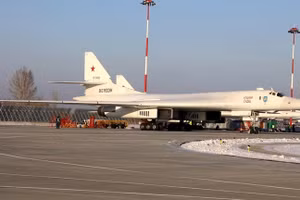 Máy bay mang tên lửa chiến lược Tu-160 của Nga tại sân bay Engels ở vùng Saratov. (Ảnh: Sputnik)