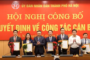 Chủ tịch UBND TP. Hà Nội Trần Sỹ Thanh trao các quyết định bổ nhiệm nhân sự.