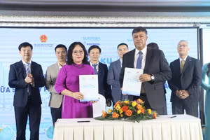 TS Ngô Thị Minh - Thứ trưởng Bộ GD&ĐT và ông Jahanjeb Khan - Tổng Giám đốc điều hành Suntory Pepsico Việt Nam cùng ký vào biên bản hợp tác giai đoạn 2023 - 2025.