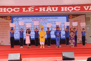 học sinh cùng nhau tìm hiểu về một số quy tắc cơ bản khi tham gia mạng xã hội.