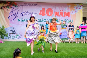 Cô trò Trường Mầm non Ngô Thì Nhậm trong trang phục đồ tái chế rất ngộ nghĩnh.