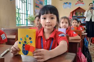 Học sinh lớp 2A Trường Tiểu học Hải Xuân hoàn thành sản phẩm của mình.