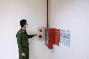 Lực lượng Công an huyện Hoài Đức tiến hành kiểm tra công tác an toàn phòng cháy chữa cháy tại các cơ sở trên địa bàn huyện. 