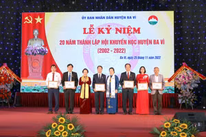 GS.TS Nguyễn Thị Doan (thứ 3 từ trái qua) cùng lãnh đạo Hội Khuyến học Việt Nam trao kỷ niệm chương Vì sự nghiệp Khuyến học cho 6 cá nhân có nhiều đóng góp cho sự nghiệp khuyến học, khuyến tài, xây dựng xã hội học tập.