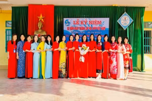 Tập thể nữ giáo viên Trường THCS Hải Xuân bên tà áo dài truyền thống Việt Nam.