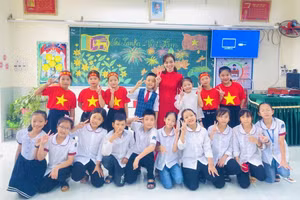 Cô trò Trường Tiểu học Giao Thiện cùng ghi lại khoảnh khắc đáng nhớ sau khi thực hiện xong giờ học kết nối không biên giới. Ảnh: NTCC.