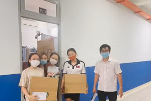 Đại diện nhà trường trao quà hỗ trợ cho sinh viên tại KTX