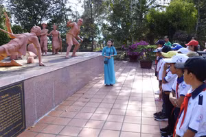Học sinh huyện Hòa Bình (Bạc Liêu) thăm di tích lịch sử Đồng Nọc Nạng, huyện Giá Rai (Bạc Liêu). 