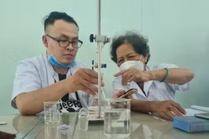 Bà Lựu trong giờ thực hành. Ảnh: NVCC