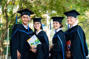 Sinh viên Trường ĐH Bách khoa TPHCM trong ngày tốt nghiệp. Ảnh: NTCC