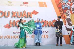 Học sinh Trường THCS Nguyễn Du (Quận 1, TPHCM) được mặc trang phục và dạy diễn xuất trước khi lên sân khấu.