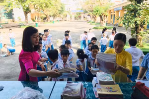 Trường Tiểu học Nghĩa Lộ tiếp nhận sách giáo khoa cũ của học sinh tặng khi kết thúc năm học 2022 - 2023.