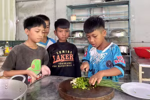 Sau nhiều ngày được thầy, cô giáo hướng dẫn, Y Đạt cùng các bạn đã có thể tự chuẩn bị bữa trưa.