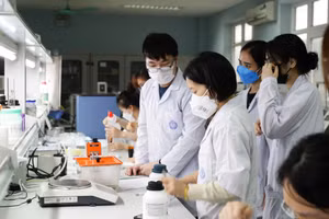 Sinh viên Trường ĐH Y Dược (ĐH Quốc gia Hà Nội) nghiên cứu khoa học.