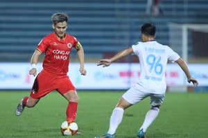 Trận Nam Định (áo trắng) thua Công an Hà Nội ngày 2/8. Ảnh: VPF.