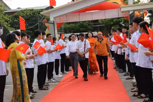 Đinh Cao Sơn trở về trong vòng tay chào đón của thầy cô và bạn bè.