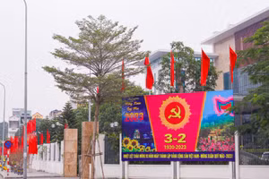 Các tuyến đường Hà Nội khoác lên mình màu áo mới, rực rỡ cờ hoa đón chào xuân mới Quý Mão 2023 và kỷ niệm 93 năm Ngày Thành lập Đảng Cộng sản Việt Nam (3/2/1930 – 3/2/2023). Ảnh: INT