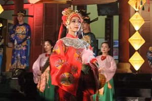 Đám cưới công chúa của triều đình nhà Nguyễn được tái hiện trong Đêm Hoàng cung tại Festival Huế tối 1/5/2016. 
