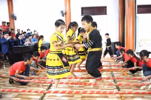 Học sinh dân tộc Chứt vui Tết Cham Cha Bới. Ảnh: Hồ Phương