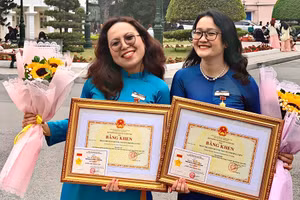 Xuân Quỳnh (trái) và Phương Uyên trong khoảnh khắc vui mừng vì đề tài đoạt giải Nhất.