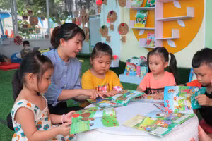 Cô và trò Trường Mầm non thị trấn Diên Khánh, huyện Diên Khánh (Khánh Hòa). Ảnh: ITN
