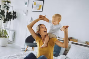 Phụ huynh có thể tận hưởng khoảnh khắc bên con, thay vì dừng lại chụp ảnh đăng lên mạng. Ảnh minh họa.