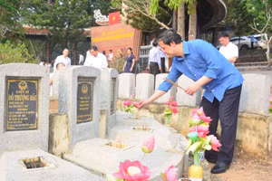 Bộ trưởng Bộ GD&ĐT Nguyễn Kim Sơn viếng thăm các liệt sĩ ngành Giáo dục tại Tây Ninh. Ảnh: Anh Tú