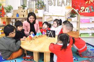 Giáo viên Hà Tĩnh tổ chức các hoạt động vui chơi trong nhà cho học sinh. Ảnh: Hồ Phương