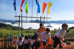 Cô Trà Thị Thu - giáo viên điểm trường Tắk Pổ cùng các em học sinh đến trường dự lễ khai giảng năm học mới 2022 - 2023. Ảnh: Trà Thị Thu 